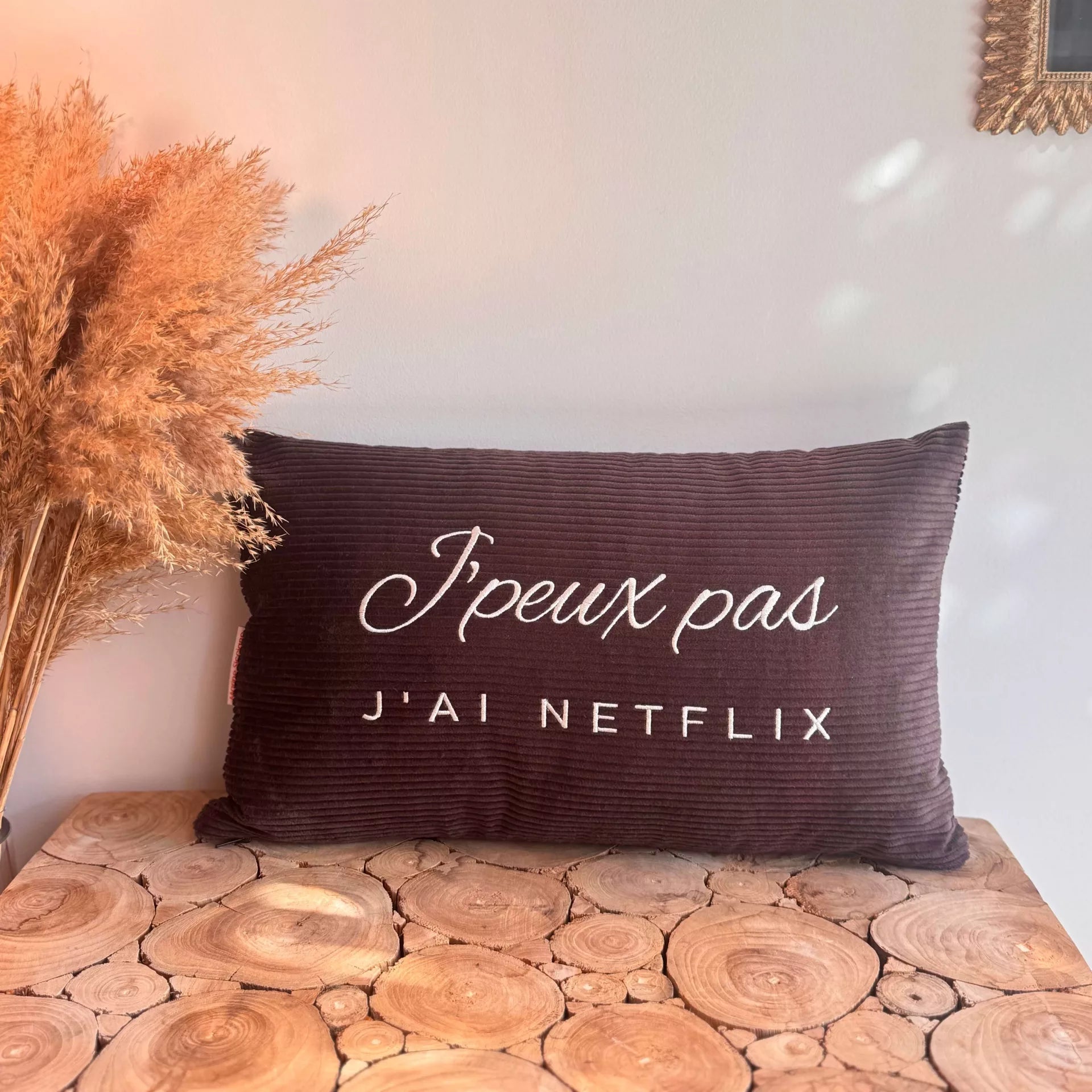 Coussin marron foncé - J'peux pas j'ai netflix