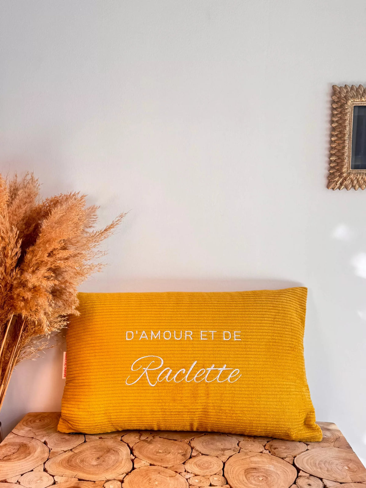 Coussin brodé moutarde message d'amour et de raclette fabrication artisanale