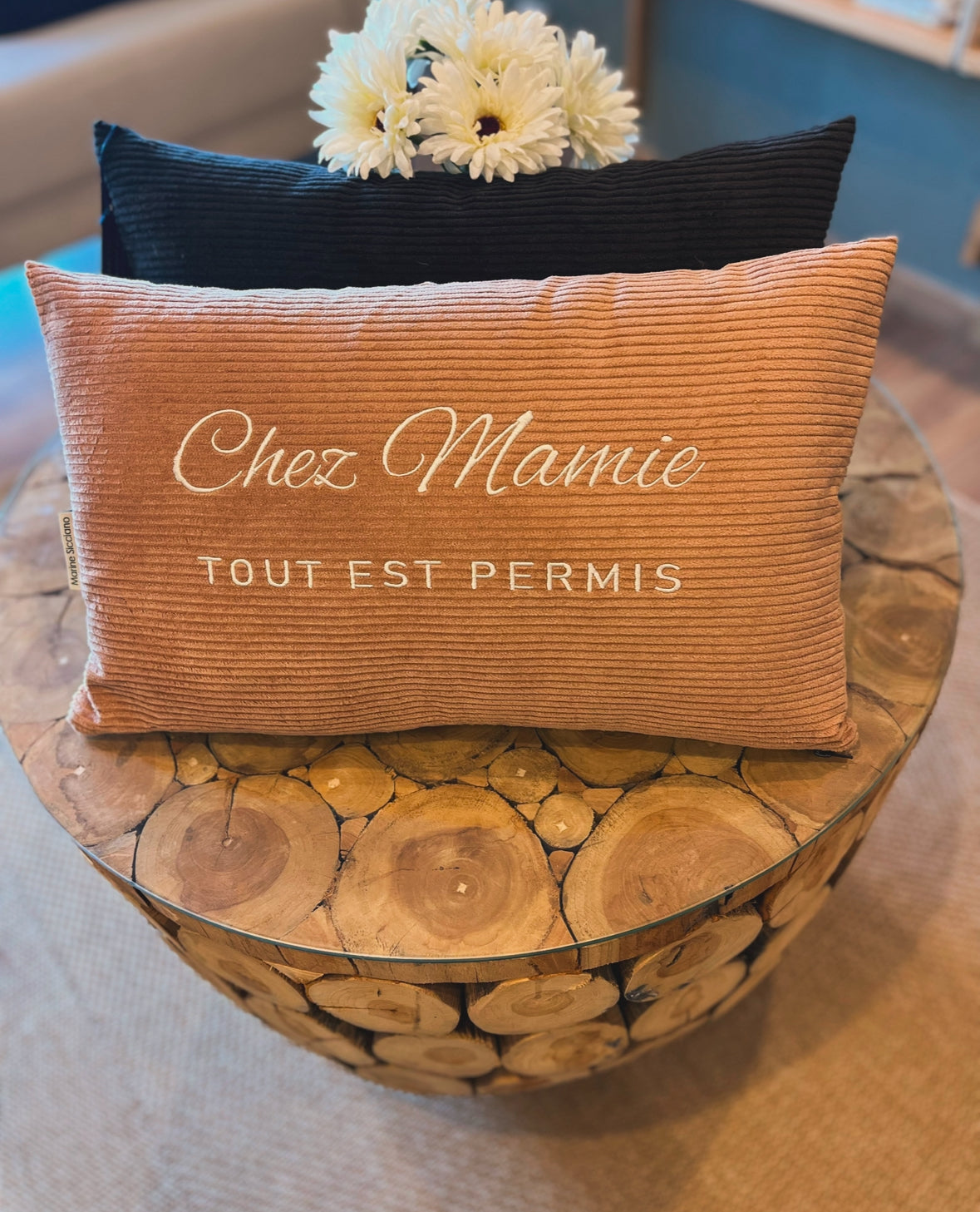 Coussin brodé « Chez Mamie, tout est permis » en velours côtelé marron clair, broderie beige – Maison Sicciano