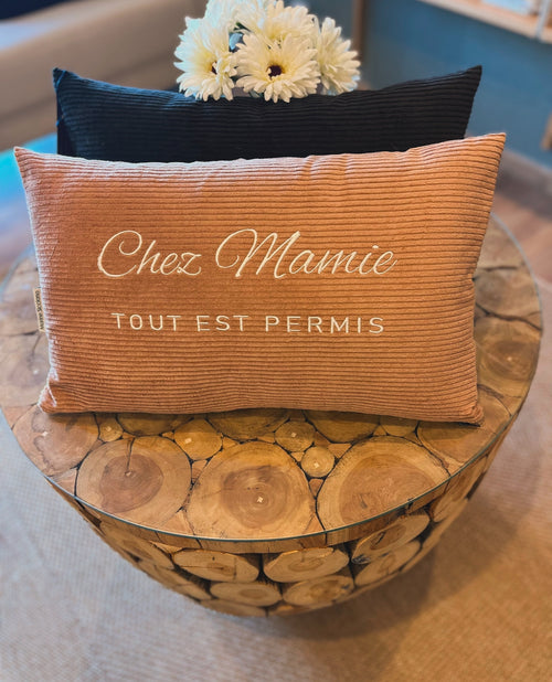 Coussin brodé « Chez Mamie, tout est permis » – velours côtelé marron clair, broderie beige
