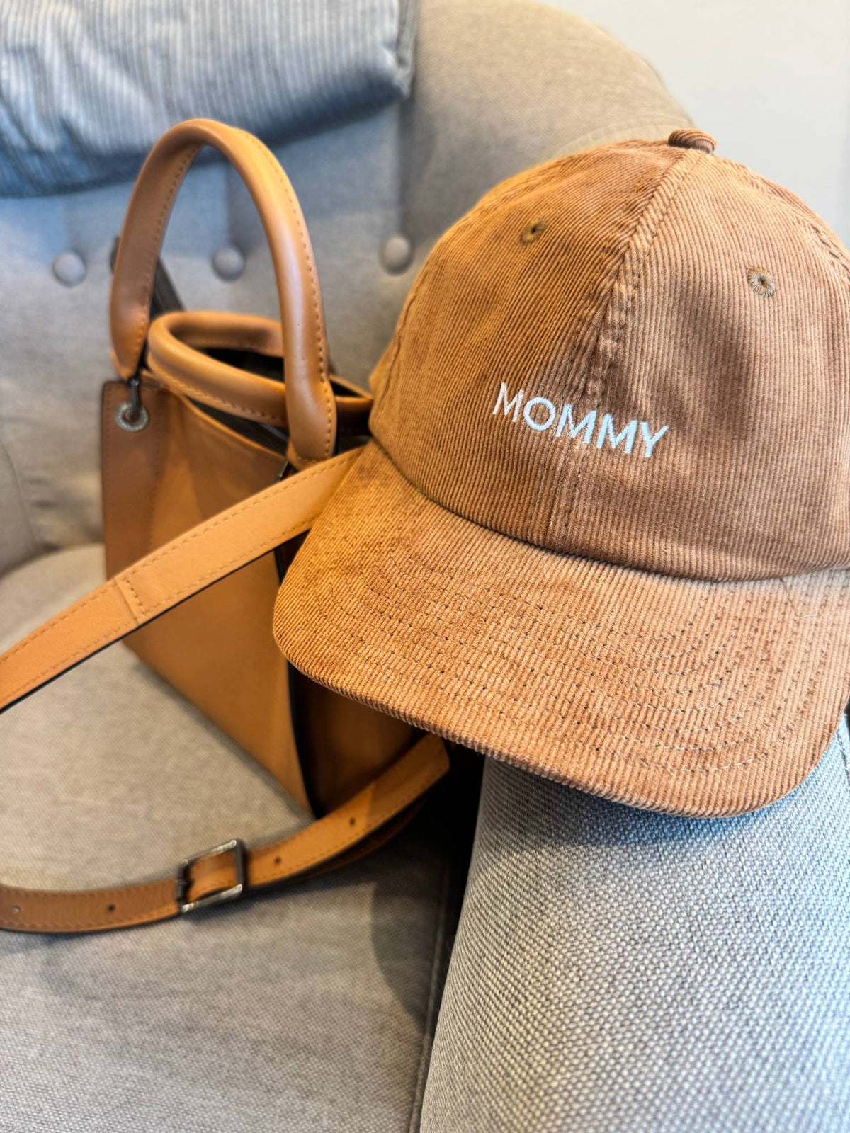 Gros plan sur la broderie Mommy d'une casquette en velours côtelé marron