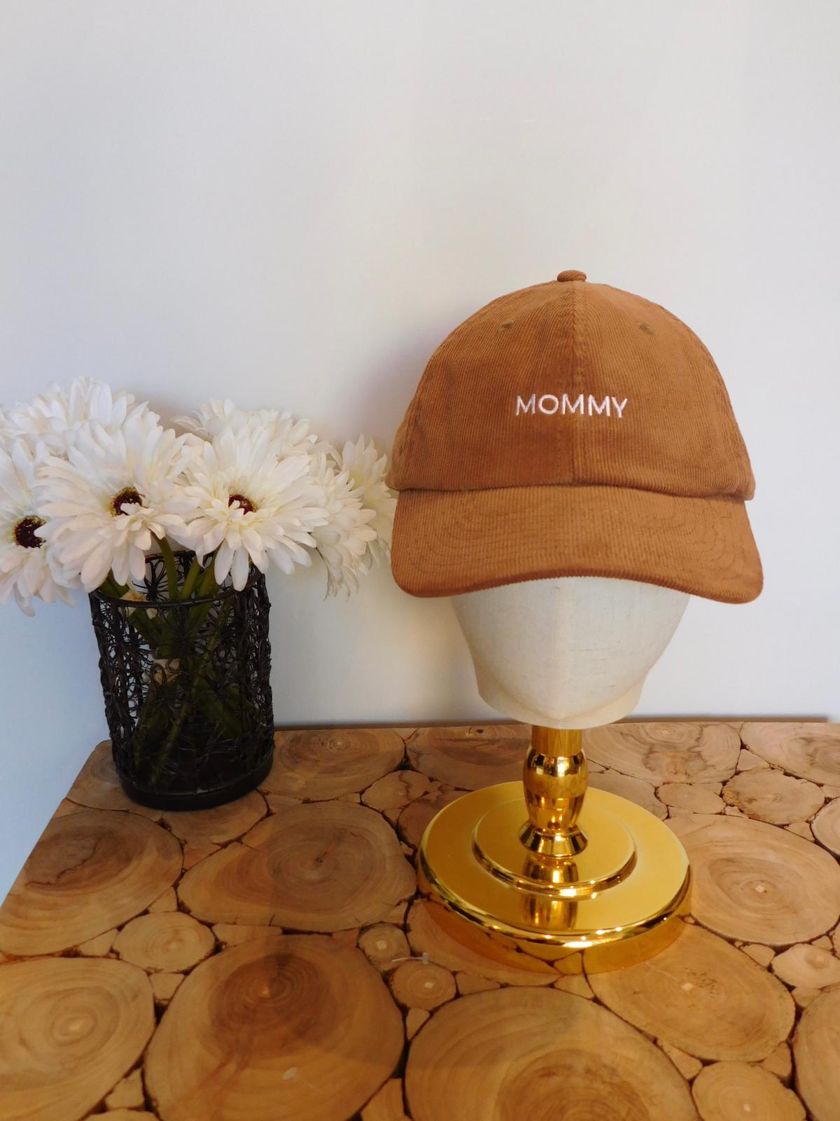 Casquette en velours côtelé marron brodée Mommy en fil blanc, sur une tête de présentation dorée