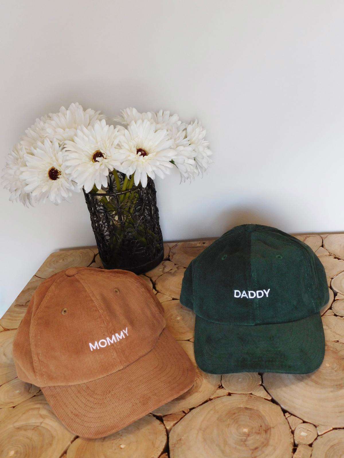 Duo de casquettes en velours côtelé brodées Mommy camel et Daddy vert sapin, cadeau pour parents