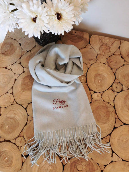 Écharpe brodée « Papy d’amour » – gris clair, prête à offrir