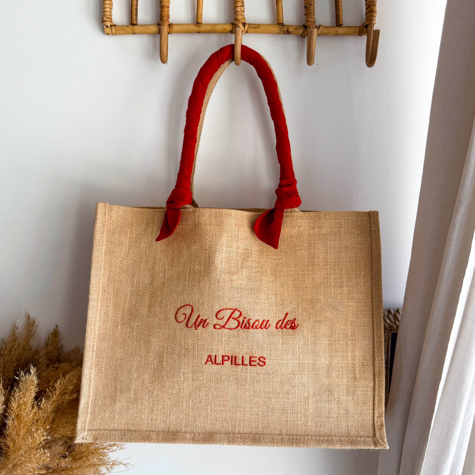 Grand format - Ruban rouge - Un bisou des Alpilles - Broderie rouge