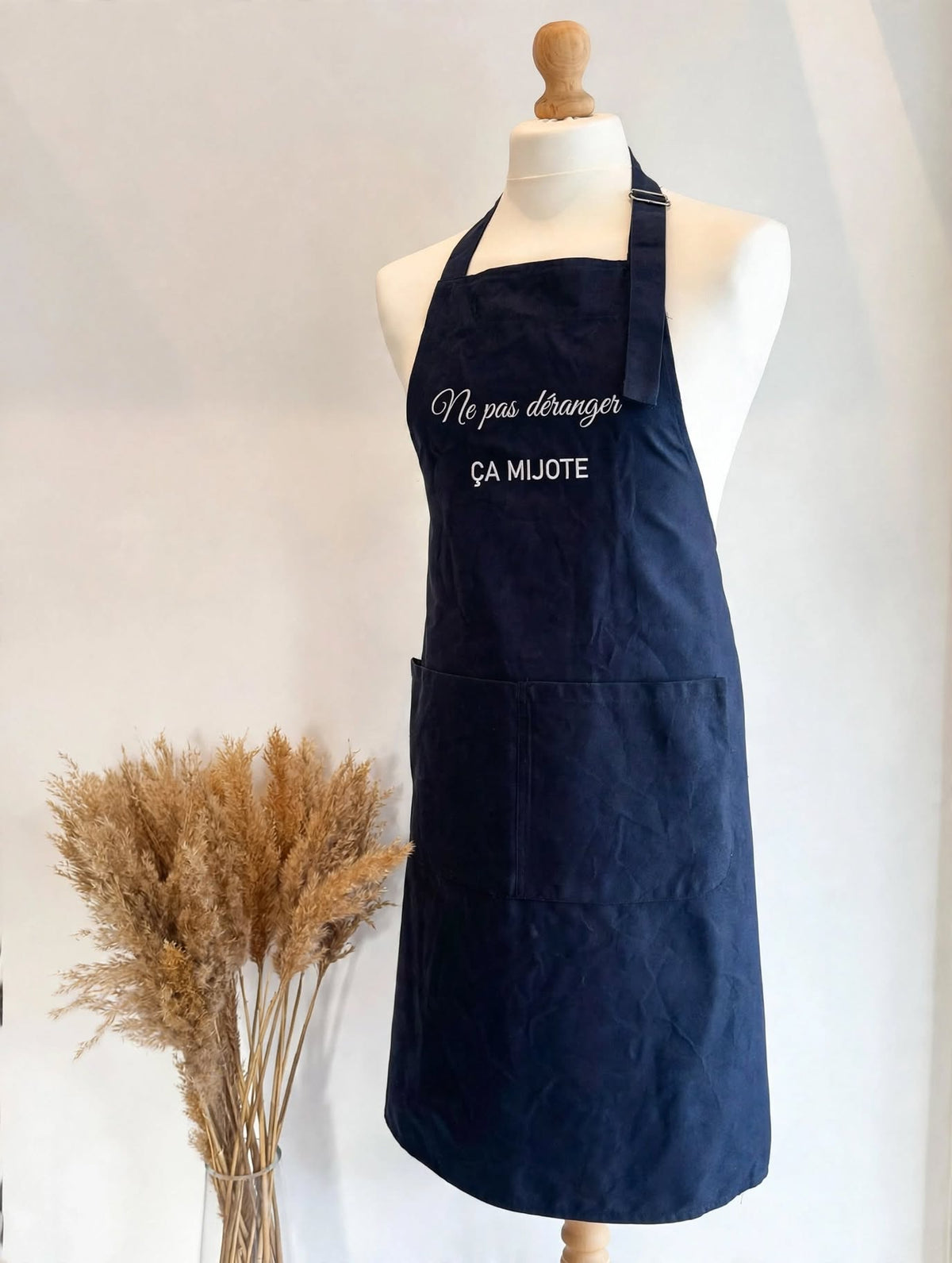 Tablier de cuisine bleu marine brodé Ne pas déranger ça mijote
