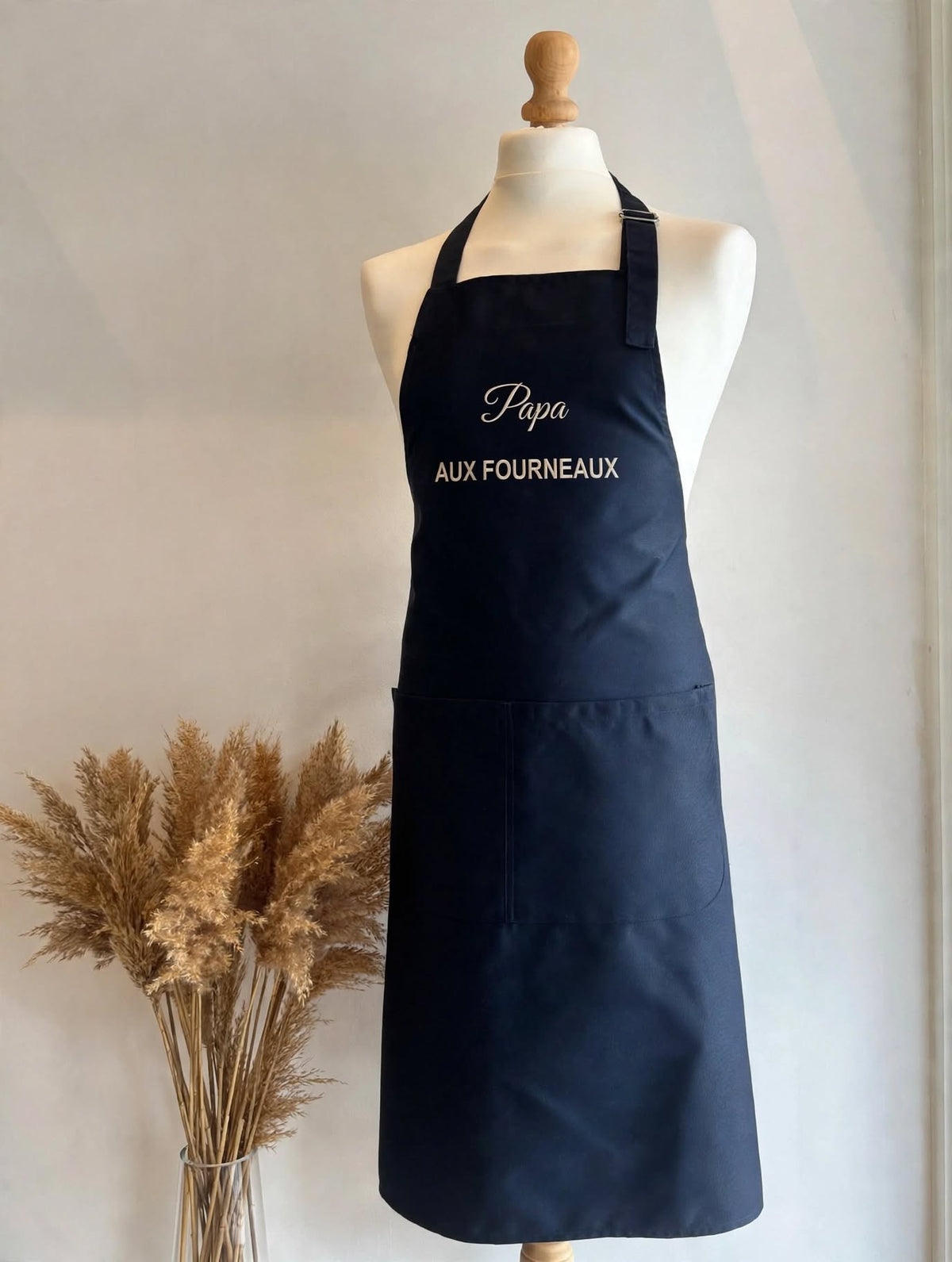 Tablier de cuisine noir brodé Papa aux fourneaux en fil beige
