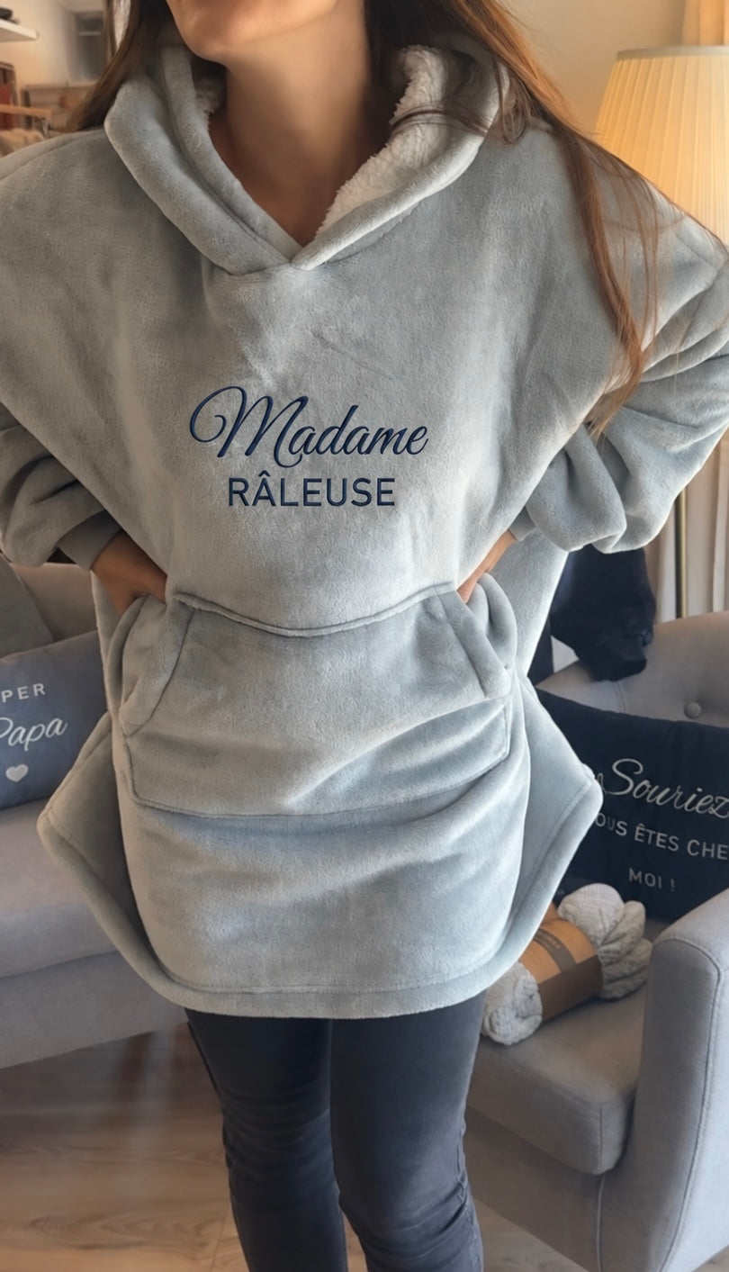 Sweat plaid gris brodé Madame Râleuse porté