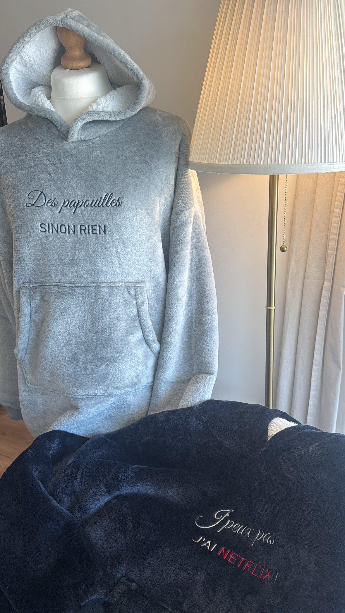 Sweats plaid brodés gris clair et bleu marine, coupe ample