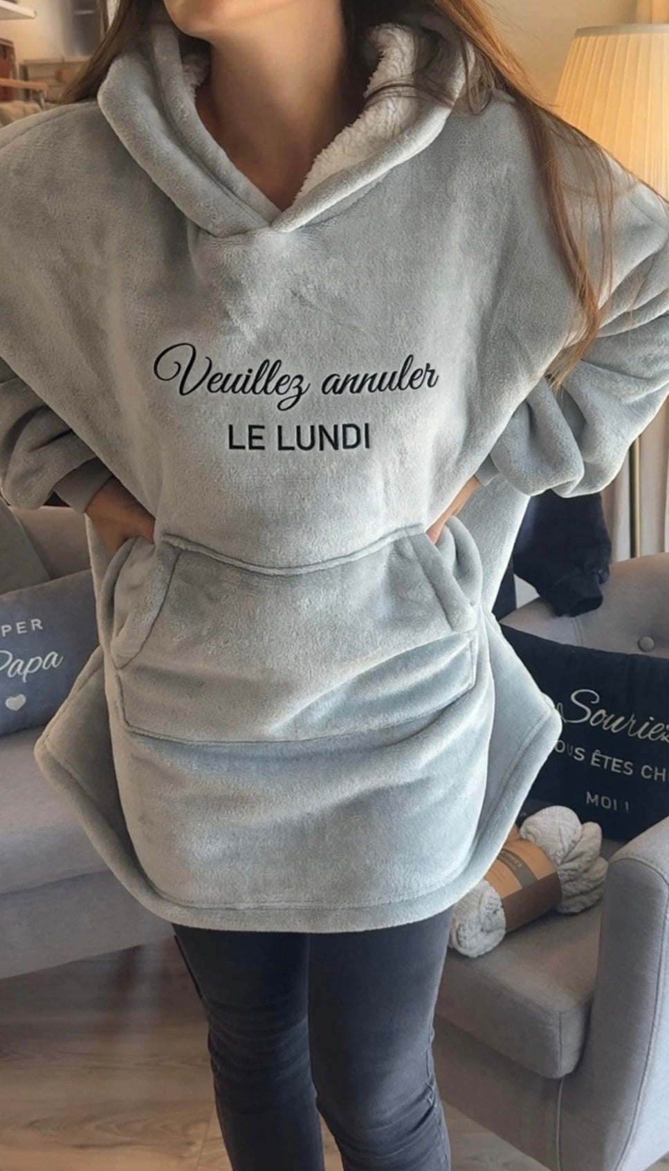 Sweat plaid gris brodé Veuillez annuler le lundi porté