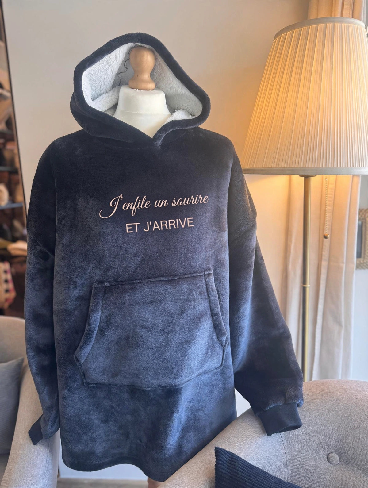 Sweat plaid bleu marine brodé J’enfile un sourire et j’arrive