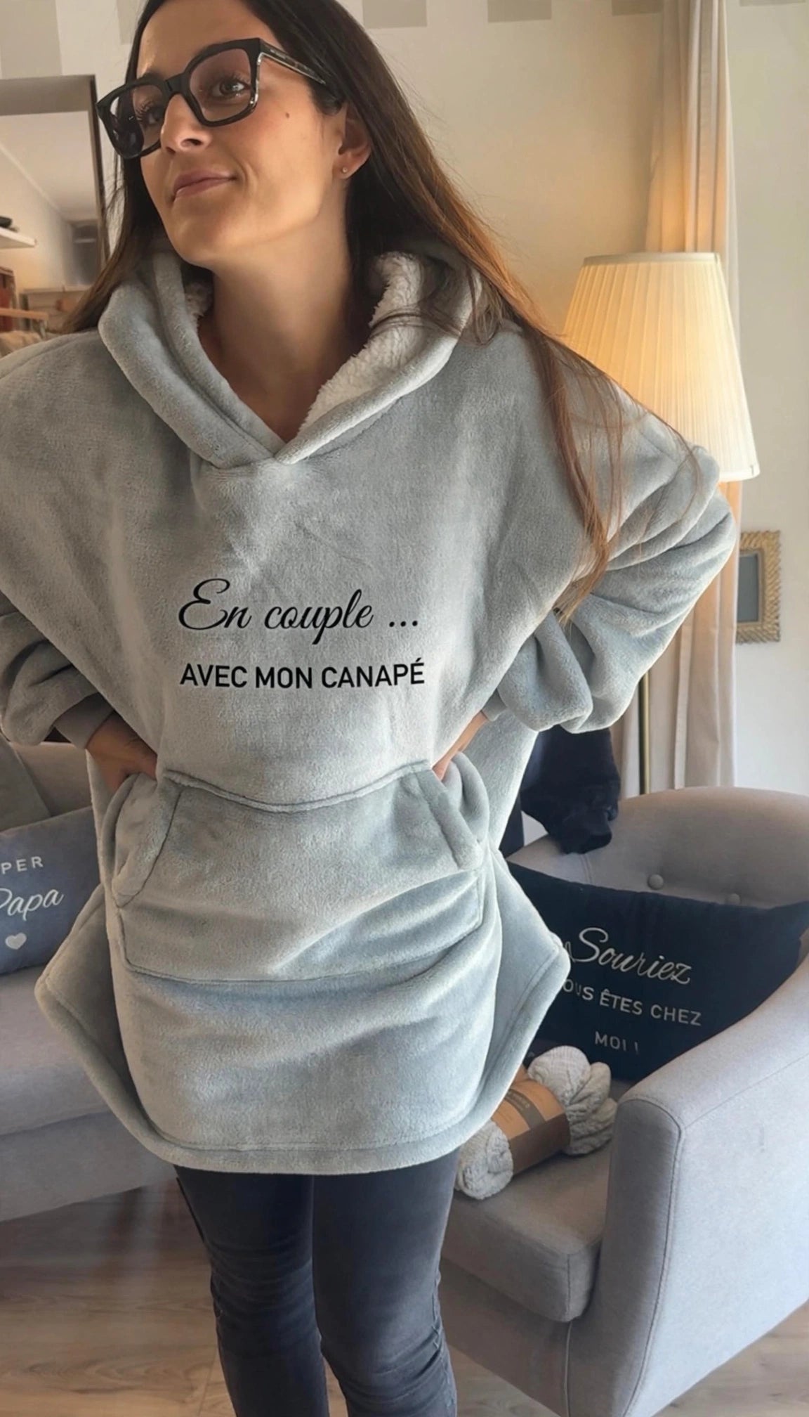 Sweat plaid gris brodé En couple avec mon canapé porté