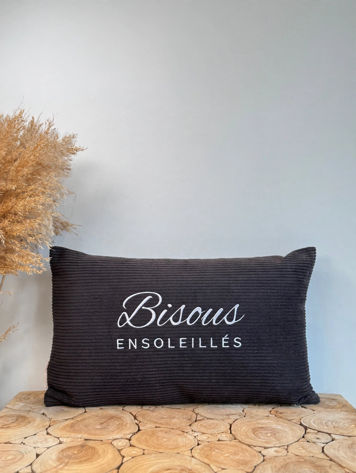 Coussin brodé « Bisous ensoleillés » – velours côtelé marron clair