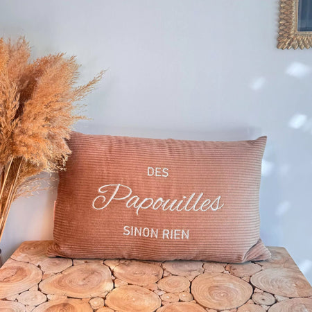 Coussin brodé « Des papouilles sinon rien » – velours côtelé marron clair