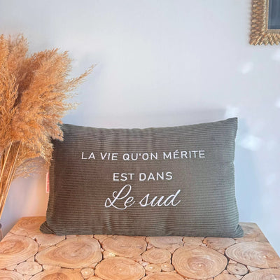 Coussin brodé « La vie qu'on mérite » – velours côtelé kaki