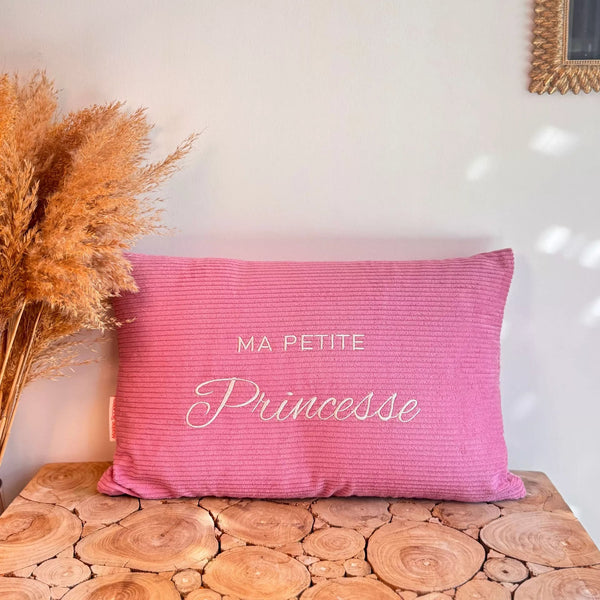 Coussin brodé « Ma petite princesse » – velours côtelé vieux rose