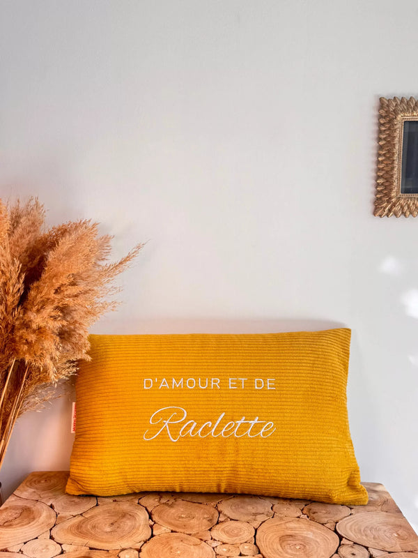 Coussin brodé « D'amour et de raclette » – jaune moutarde