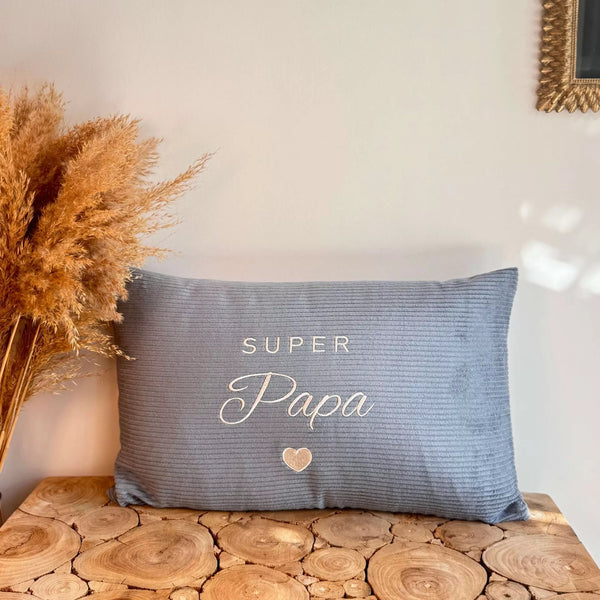 Coussin brodé « Super Papa » – velours côtelé gris