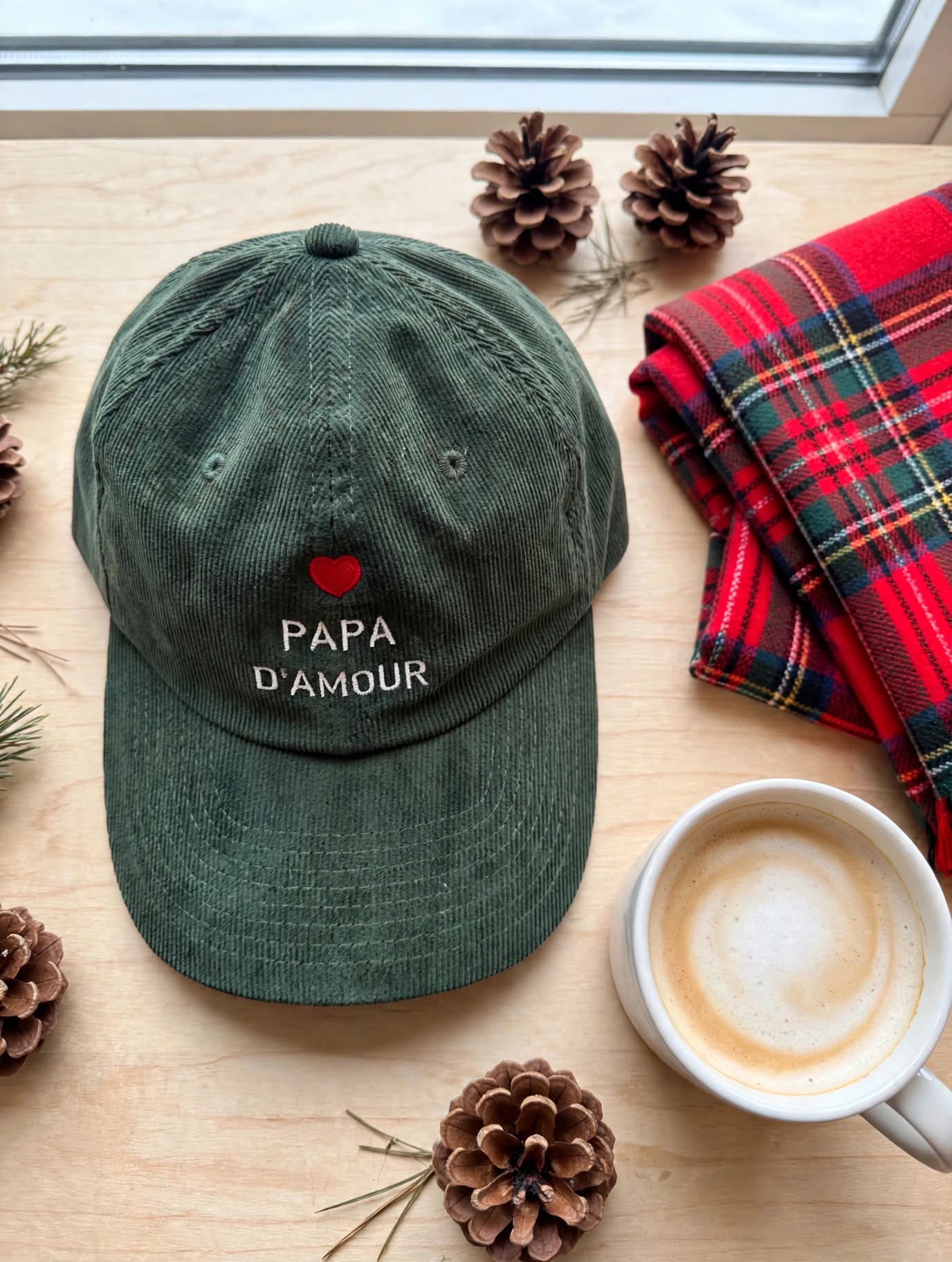 Casquette en velours côtelé vert sapin brodée Papa d’amour avec un cœur rouge, pommes de pin et tartan