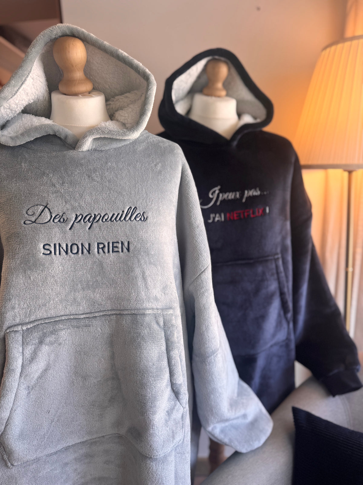 Sweats plaid brodés gris clair et bleu marine sur mannequins
