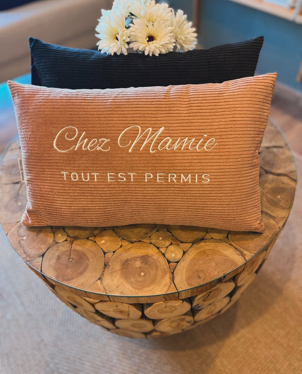 Coussin brodé « Chez Mamie, tout est permis » – velours côtelé marron clair, broderie beige