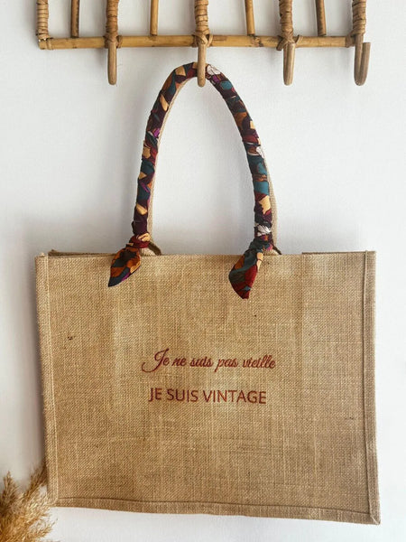 Sac cabas en jute brodé « Je ne suis pas vieille… » – grand format, ruban automne