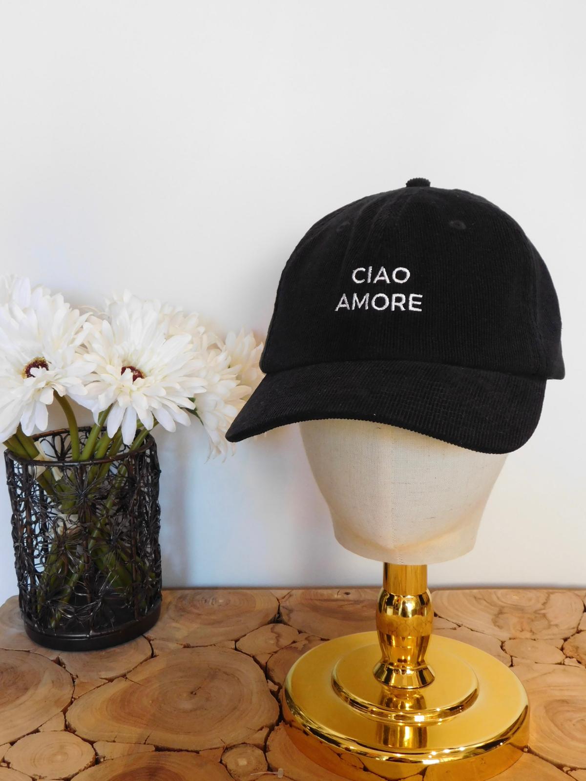 Casquette en velours côtelé noire brodée Ciao Amore en fil blanc, sur une tête de présentation dorée