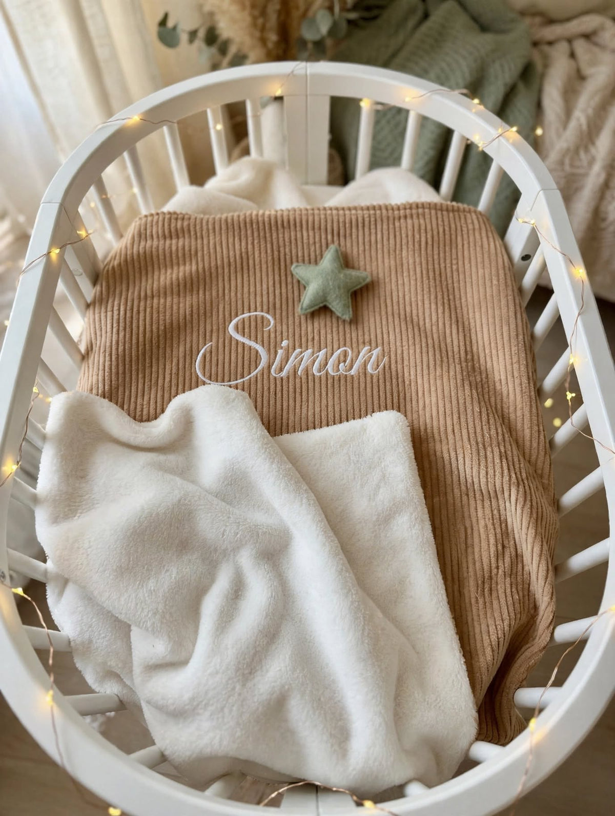 Plaid bébé en velours côtelé camel brodé au prénom Simon dans un berceau, premier Noël de bébé