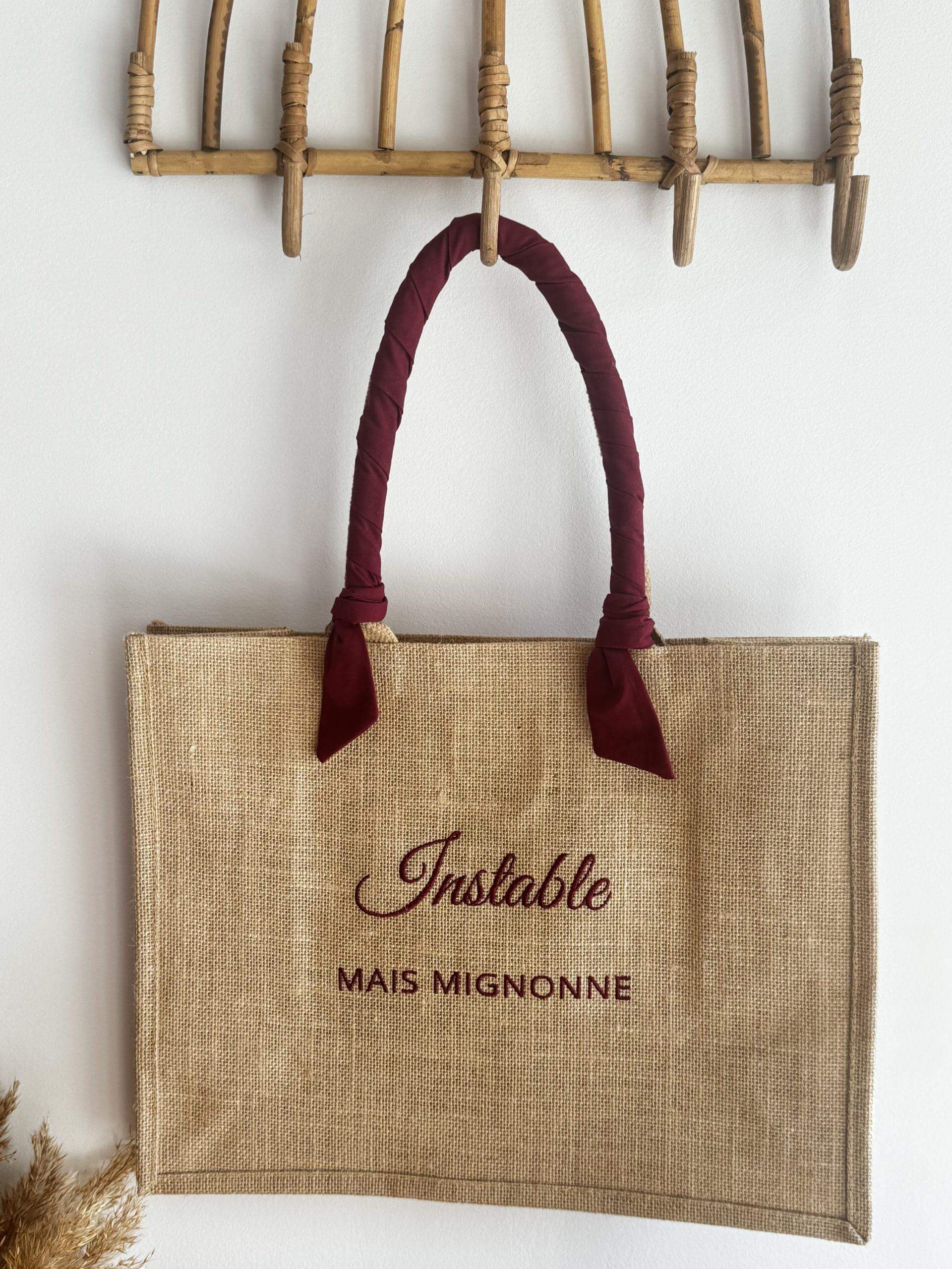 Grand format - Ruban Bordeaux - Instable mais mignonne - Broderie terracotta