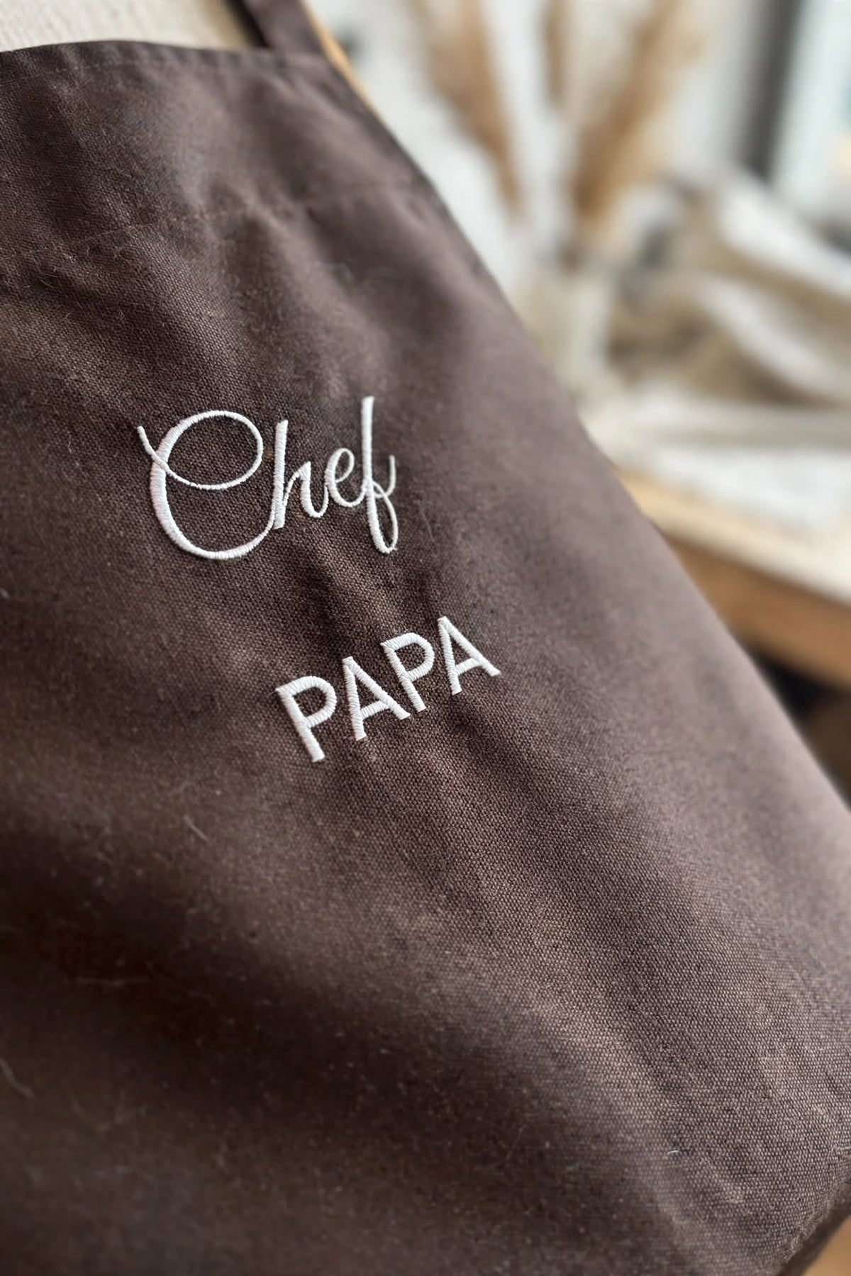 Broderie blanche Chef Papa sur tablier marron foncé