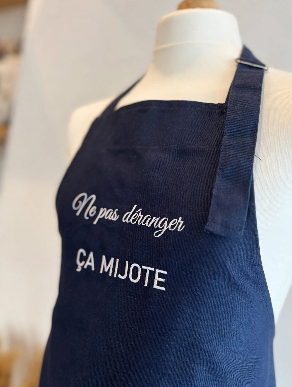 Broderie blanche Ne pas déranger ça mijote sur tablier bleu marine