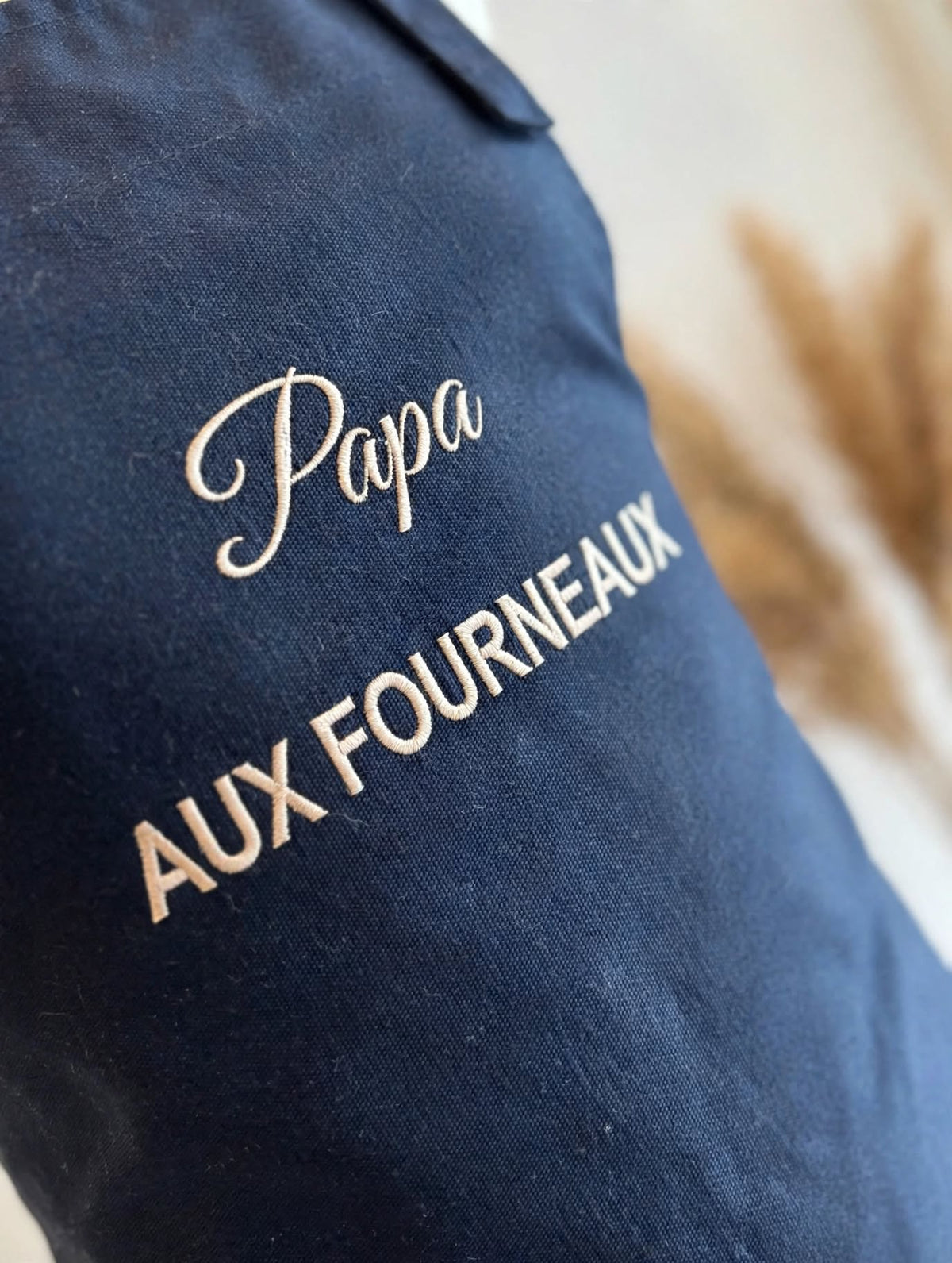 Broderie beige Papa aux fourneaux sur tablier noir