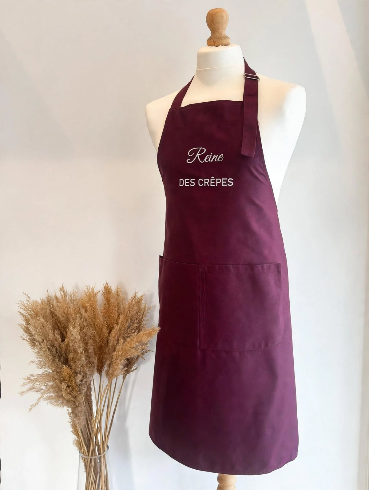 Tablier de cuisine bordeaux brodé Reine des crêpes