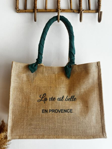 Grand format - Ruban vert sapin - La vie est belle en Provence - Broderie vert sapin – Image 1