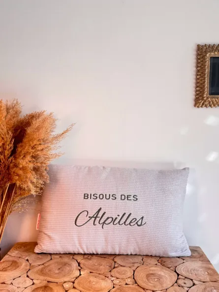 Coussin beige - Bisous des Alpilles – Image 1