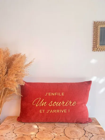 Coussin terracotta - J'enfile un sourire et j'arrive – Image 1