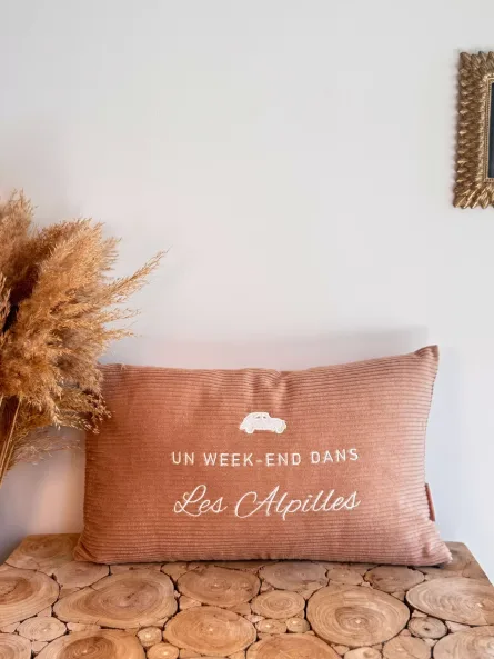 Coussin marron clair - Un week end dans les Alpilles – Image 1